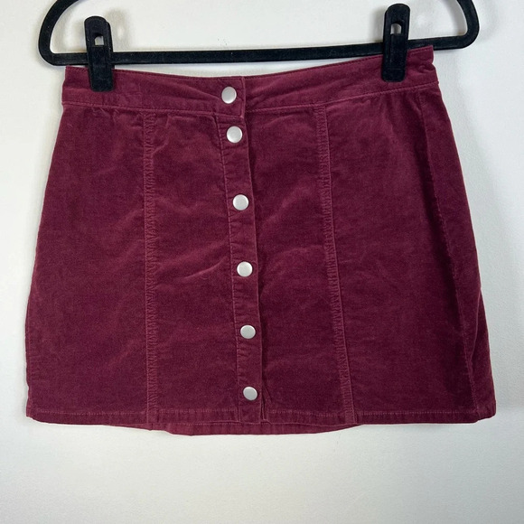 Brandy Melville Womens Velour Snap Front Mini Skirt Burgundy Stretch Size Medium - Picture 1 of 8